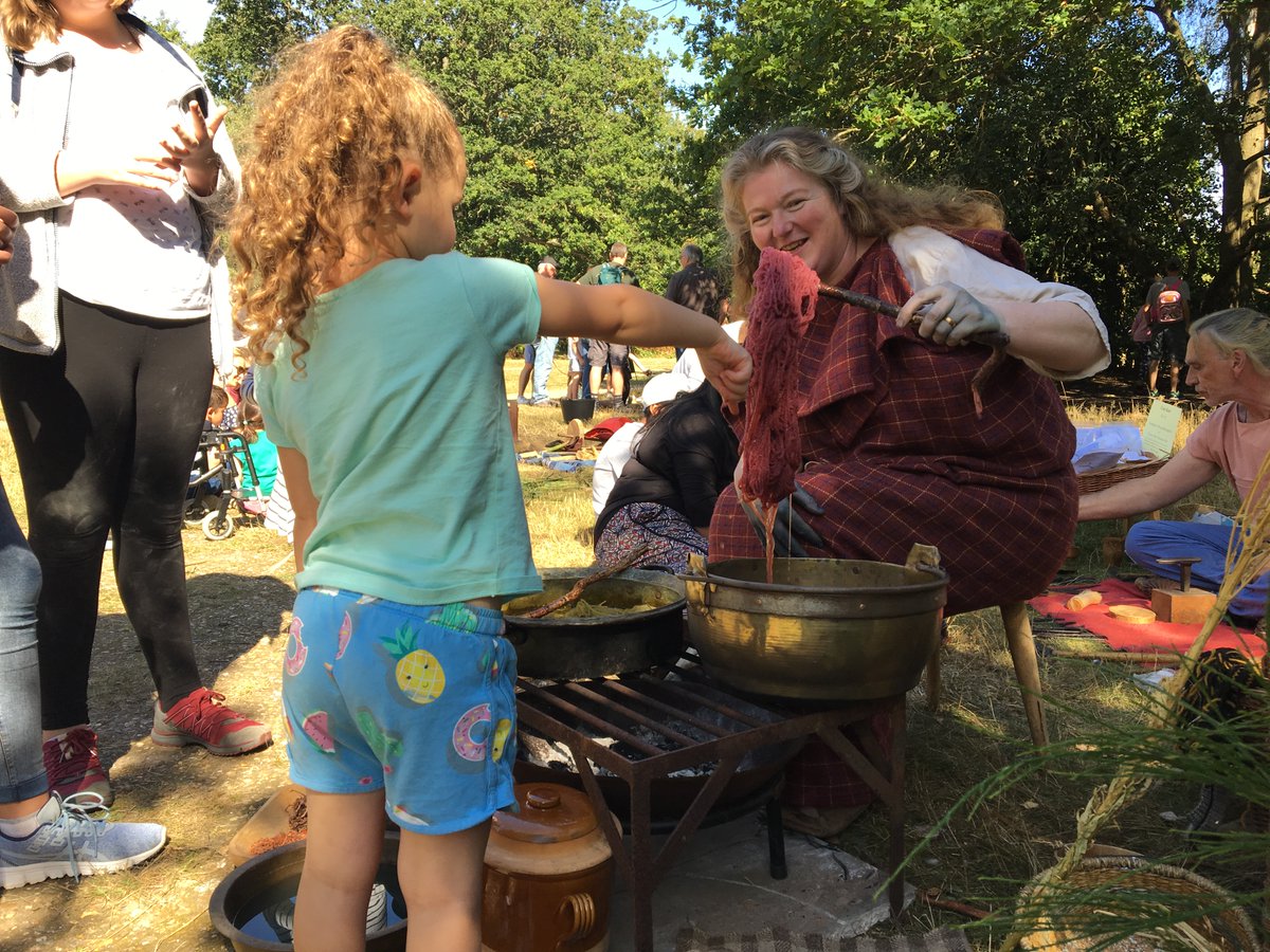  #PATC5 14/20 We hold ‘Pop-up Prehistory’ days at various points around the  @chilternsAONB and engage ancient craftspeople like  @kimbiddulph  @ancientcraftUK  @SallyPointer  @DavidWillis  @HommelBee to bring the past to life in the monumental settings for families