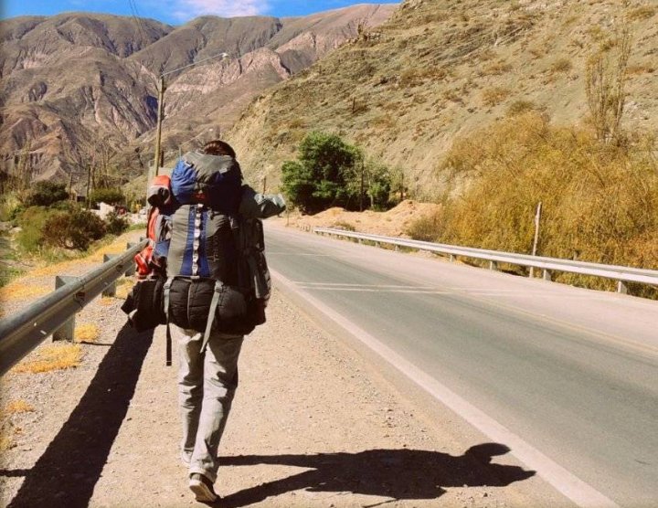 Голосует на дороге. Автостоп во франции. Путешествие автостоп. Автостопом рисунок. Туризм автостопом.