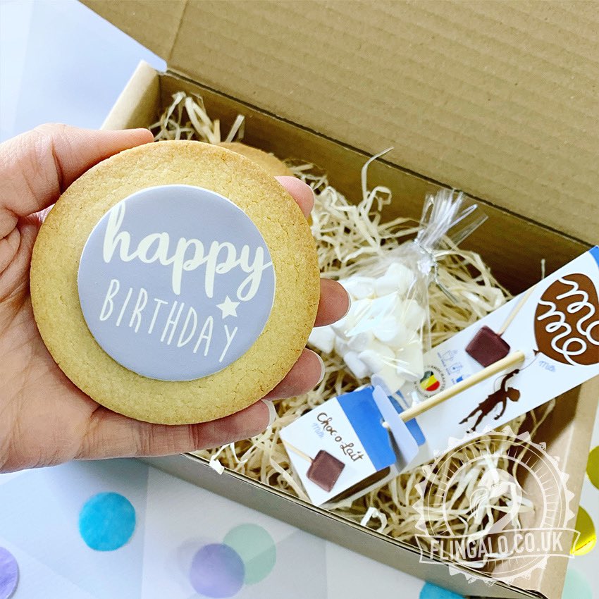 flingalo's tweet photo. Birthday got chocolate treat boxes now available on the site! £9.95 and £3.95 tracked delivery. 🦩Order here—> https://t.co/n5HeKNOwXu

Each box has 2 all butter biscuits, a Belgian chocolate stirring stick and mini marshmallows 😋🍪🍫☕️

#giftideas #lockdowngifts #FridayThoughts https://t.co/7lYEI6sc12