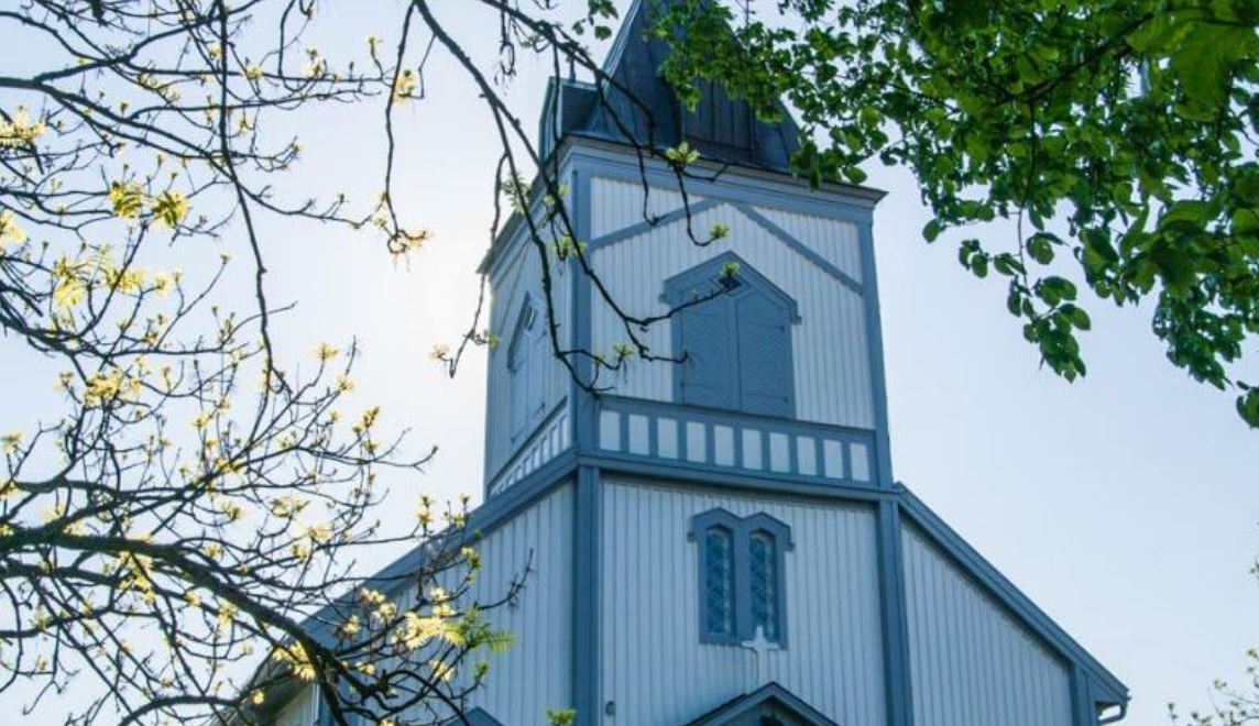 svenskakyrkan's tweet photo. Kl 10.00 idag sänds en gudstjänst från Mollesunds kyrka på Orust. Delta i gudstjänsten via församlingens Facebooksida: https://t.co/E4TDAigU5Q #pingstdagen #kyrkanäröppen https://t.co/Qyu9OgnHXx