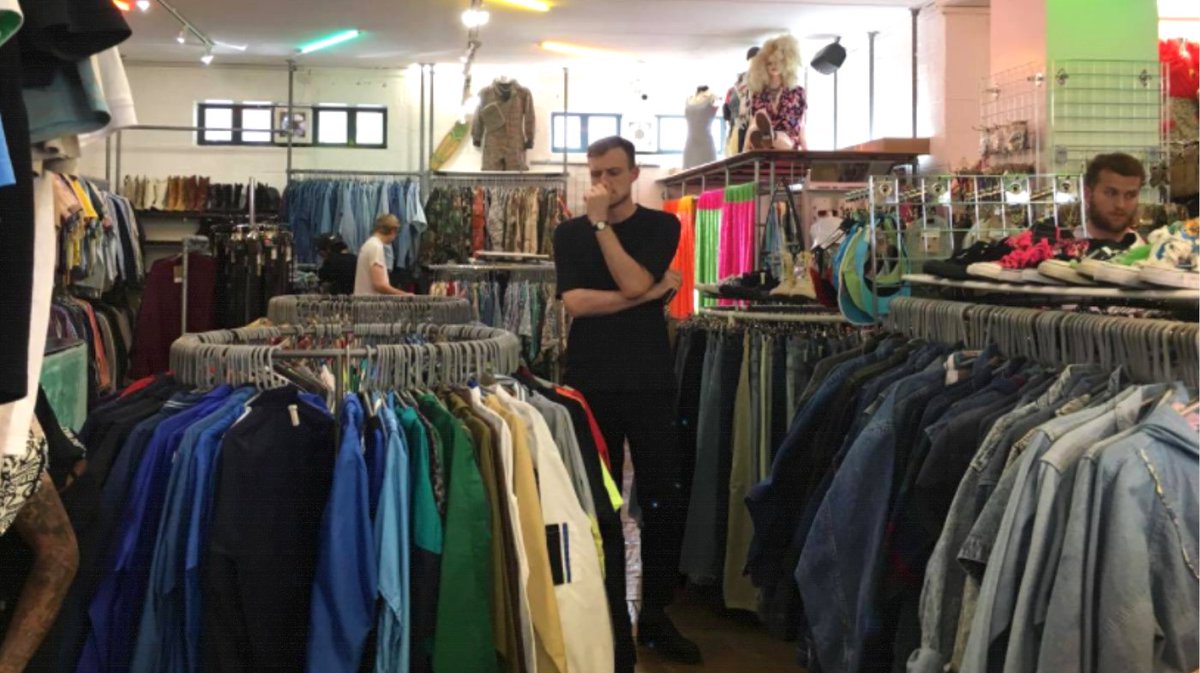 fashionsnap's tweet photo. 古着屋の"あのニオイ"の正体は？
https://t.co/aZzfljJOHV https://t.co/lysSWoXMpj