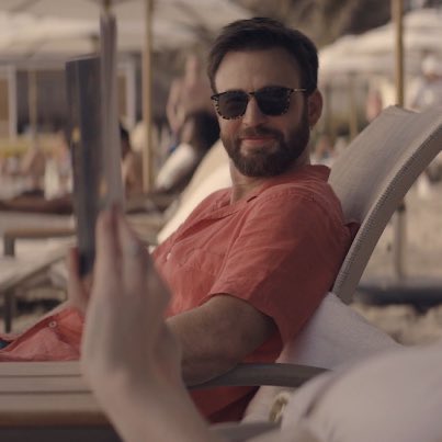 CathySunnn's tweet photo. WHY CHRIS EVANS DIDN'T TAKE HIS SHIRT OFF EVEN ON BEACH!! https://t.co/54flpve6O8