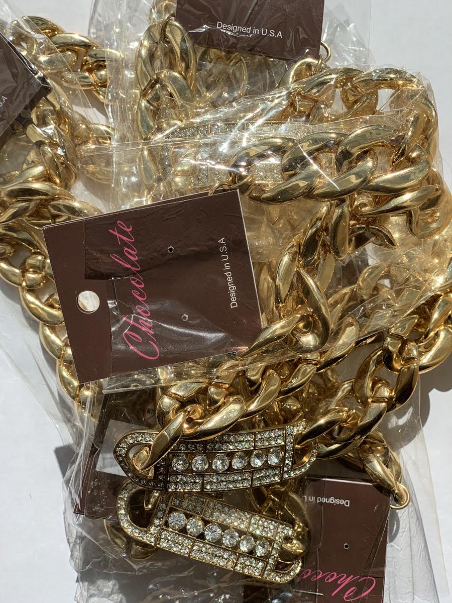 As seen on many #celebrities and on #fashion #runway - irresistible #designer inspired short, bold, #chain, #crystal, pave ID #necklace.
Colour: Clear
Material: Gold
Size:  16+2 inches
We ship worldwide
Payment via PayPal or via website

sosexyfashion.com/designer-inspi…