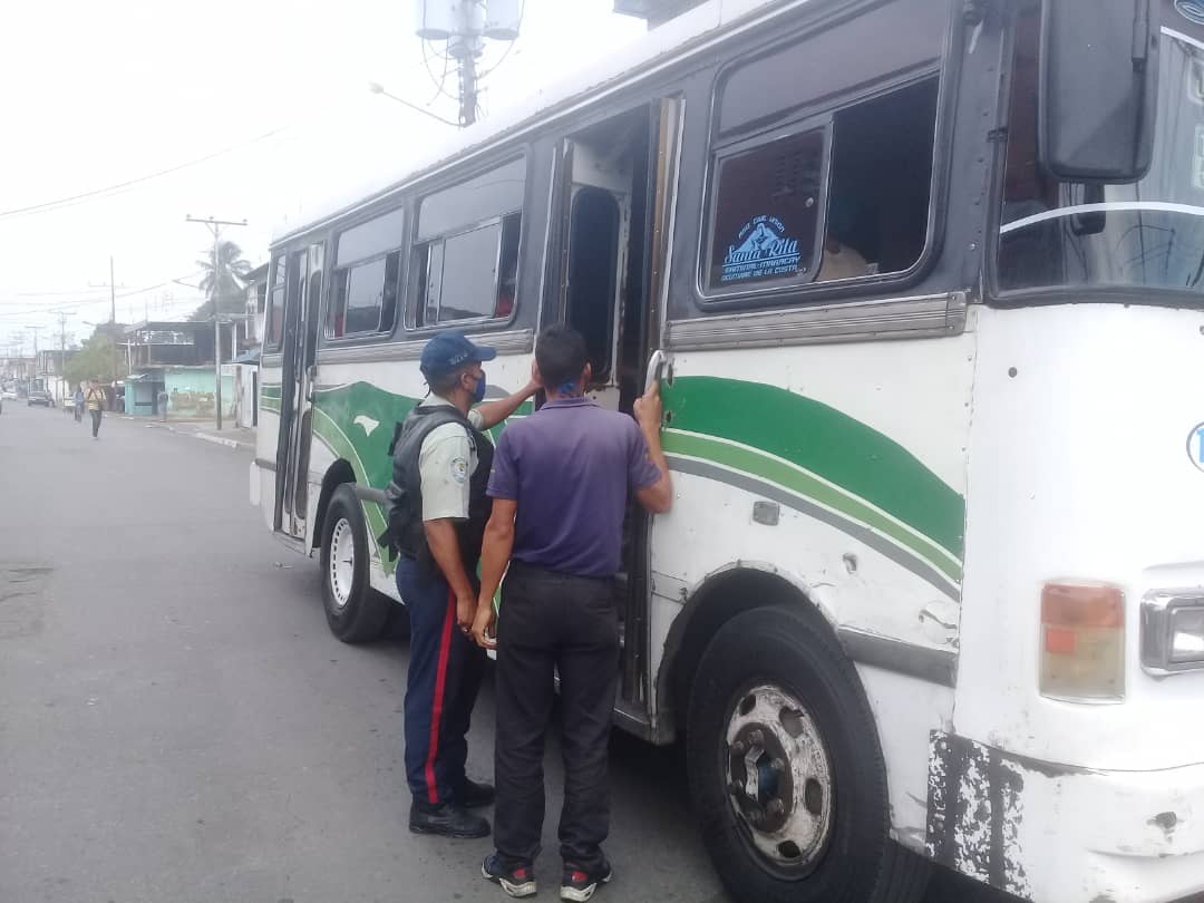 #29May Funcionarios de <a href="/PoliciaFLA/">Policia F.L.A.</a> realizaron  despliegue en las avenidas principales de <a href="/LinaresPotencia/">Linares Alcantara</a>,verificando los transporte publico,vehículos y transeúntes,cumpliendo con las normas de prevención contra el COVID-19. No podemos bajar la guardia.<a href="/RMarcoTorres/">Rodolfo Marco Torres</a>,<a href="/Zamora_PSUV_/">Alexis Zamora</a>