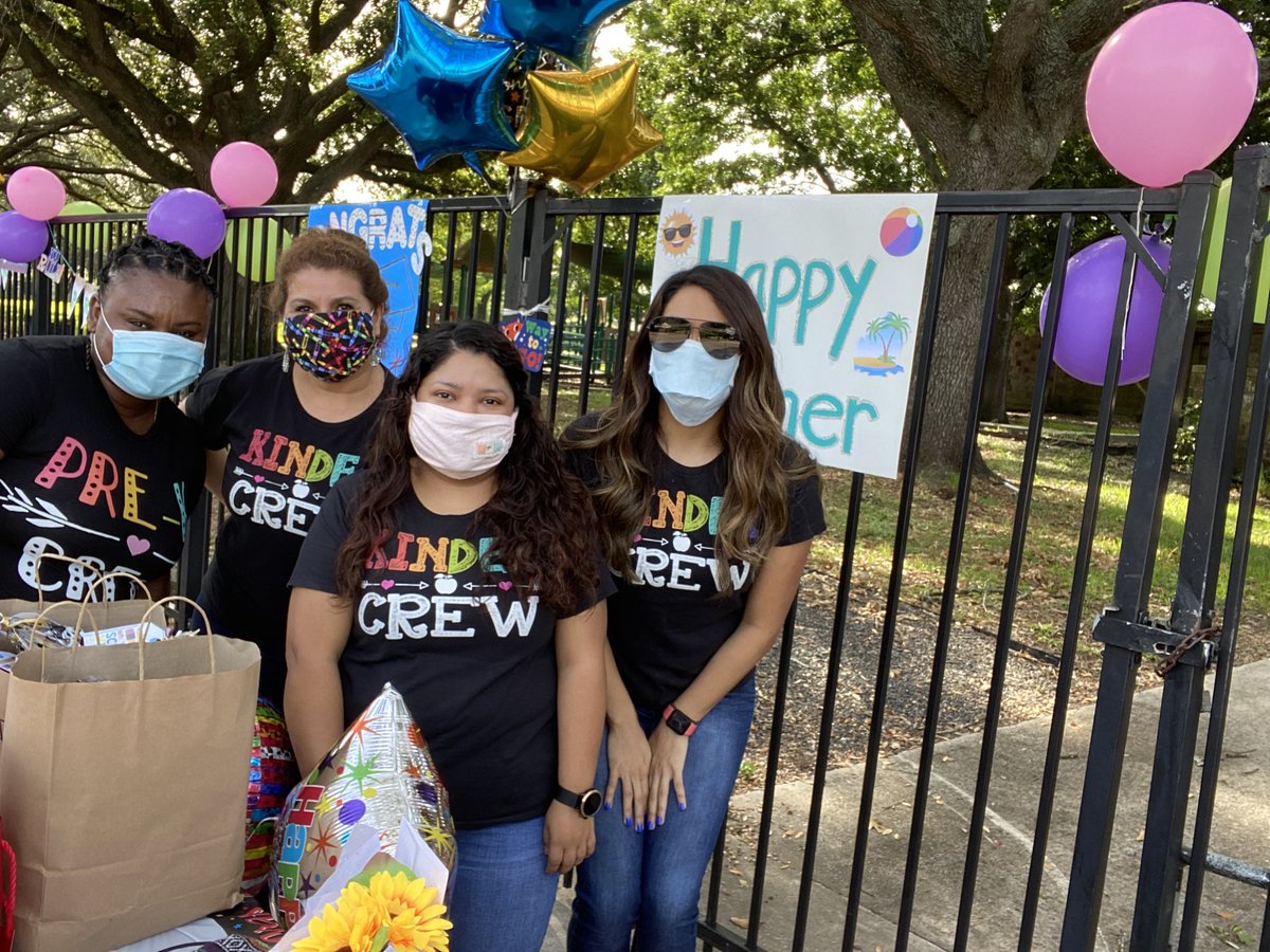 OctaviaEscobar's tweet photo. Awesome weather for a Car 🚘 Parade! Congratulations 🎉 You Did It!  #PreK #Kindergarten scholars 👨‍🎓👩🏻‍🎓 Muchísimas gracias y felicidades a todos mis alumnos por su gran esfuerzo! Que lindo fue verlos hoy!🥰 https://t.co/fmB3ui14Nb