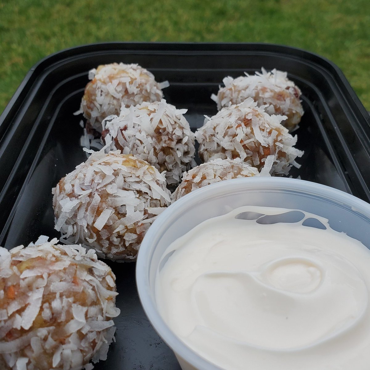 🥕Carrot Cake Energy Balls with Cream Cheese Frosting on the side! Link in bio! Only through June!
.
We make these with real carrots, dates, raisins, cinnamon, nutmeg, and everything nice! 🤗🤗 Then we roll in coconut shreds. And the vegan cream cheese frosting..
🤤🤤 Get ...