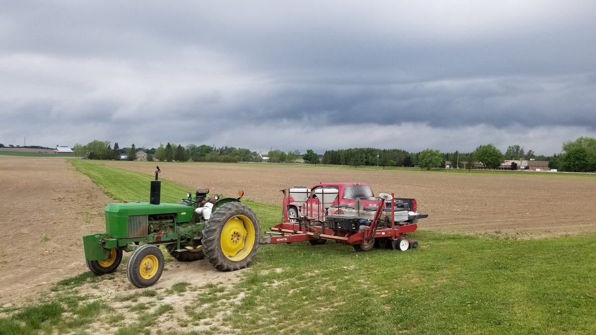 Great day for #soybean test plots today. Done just in time.  <a href="/HuronComm/">Huron Commodities</a> <a href="/HFS1948/">Hoegy's Farm Supply</a> <a href="/ClaussenFarms/">Claussen Farms</a>  @dietzagricentre <a href="/thewheatteam/">Rob McLaughlin</a>