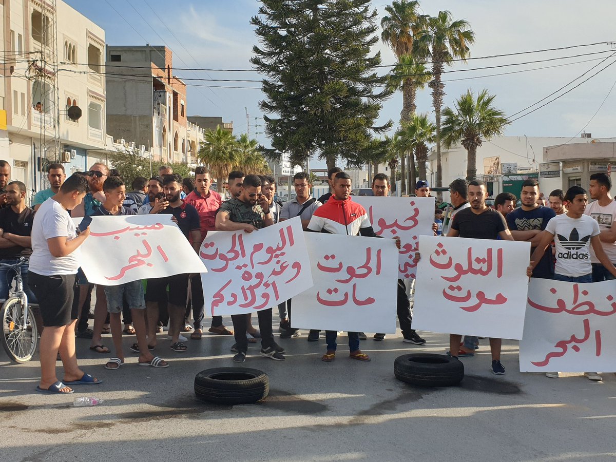 Toun2011's tweet image. Protestations suite à la catastrophe écologique dans les plages de #Sayada et le golf du #monastir #Tunisie