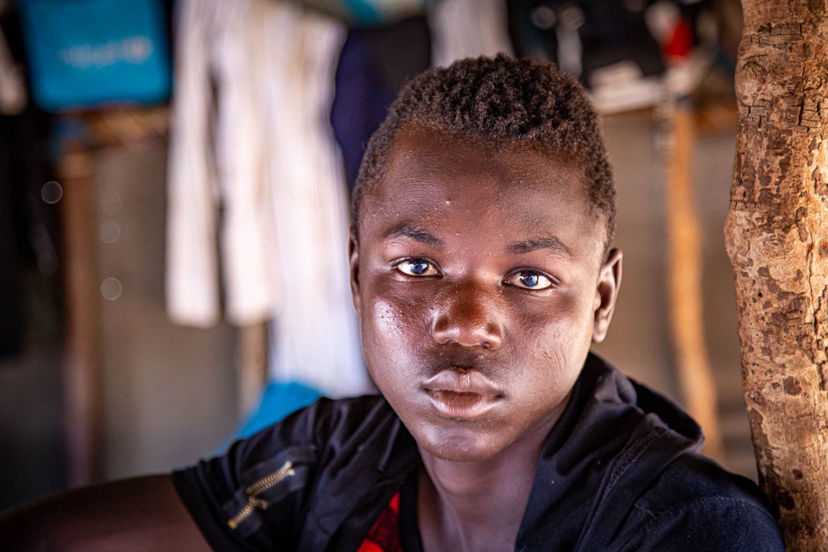 unicefmauritani's tweet image. "Le matin on se lève entre 5h et 7h et on commence le travail. On prend le bois, on le brûle et on remplit ensuite les sacs de charbon..."

Partez à la rencontre de Bellouty, le jeune réfugié malien devenu charretier 👉 bit.ly/2Ahz5f5

#PourChaqueEnfant @UNPeacebuilding