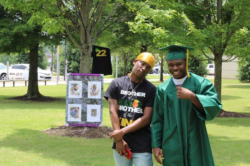 SAYRAYRAY3X's tweet photo. My lil brother beat the oddsβΌοΈπͺπΎ Our sister woulda been very proud ππ― #ClassOf2020π§πΎβπππ #MillsHigh #OneProufBigBro #KEYWRLDππ https://t.co/IlhK6IgKHL