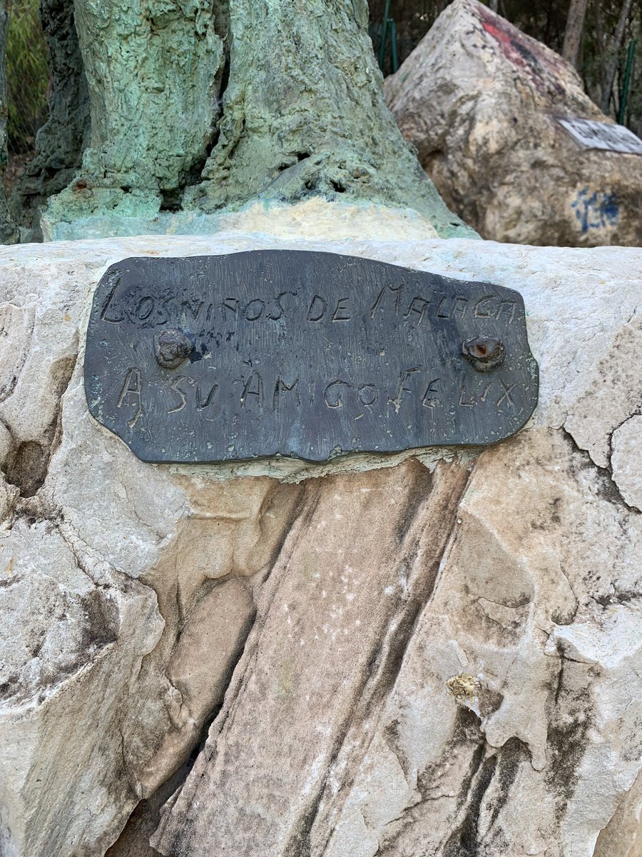 FranGavilan's tweet photo. @navedelmisterio Escultura de Félix Rodríguez De la Fuente en el parque canino de El Morlaco, Málaga https://t.co/7PqzVGNDBM