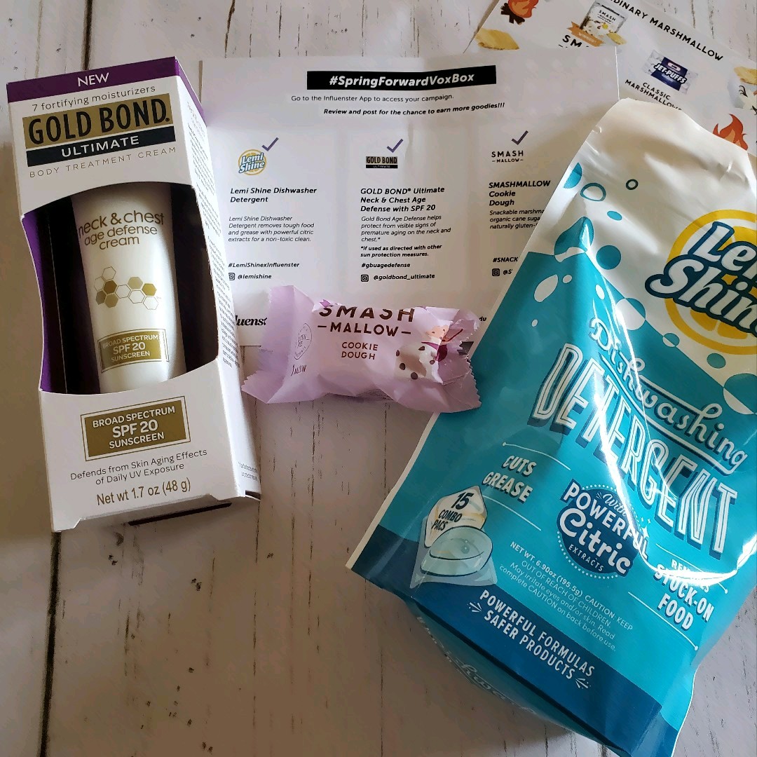 Penguinsangel's tweet image. loving my box! @Influenster @Snackapade favorite is @Lemishine #SpringForwardVoxBox #complimentary