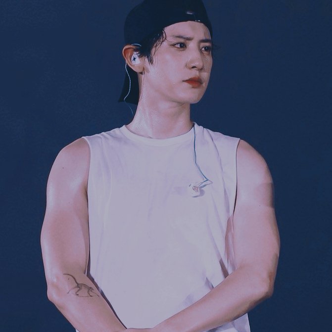 idatebbh's tweet image. Soulmate | Chanbaek Au

Quando se completa 18 anos o sobrenome de seu soulmate aparece escrito em seu pulso, como uma tatuagem. No aniversário de Baekhyun um “Park” se forma, mesmo esse sobrenome não sendo de seu namorado.