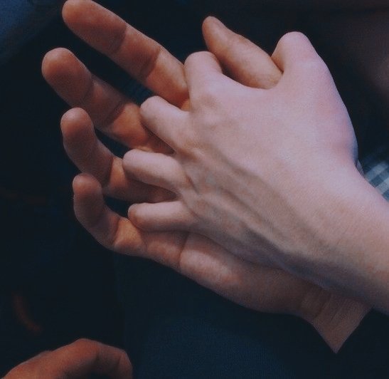 idatebbh's tweet image. Soulmate | Chanbaek Au

Quando se completa 18 anos o sobrenome de seu soulmate aparece escrito em seu pulso, como uma tatuagem. No aniversário de Baekhyun um “Park” se forma, mesmo esse sobrenome não sendo de seu namorado.