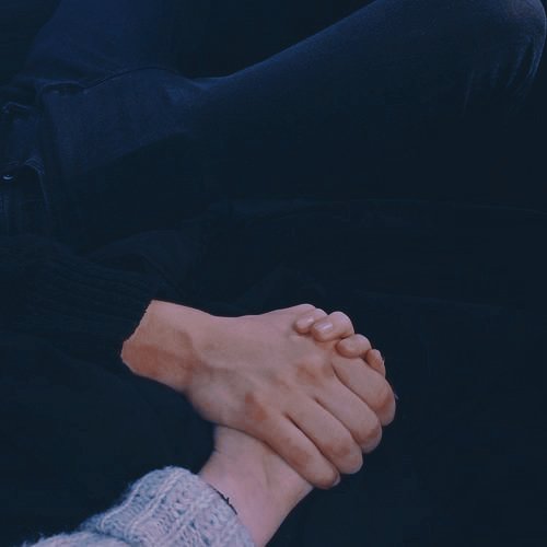 idatebbh's tweet image. Soulmate | Chanbaek Au

Quando se completa 18 anos o sobrenome de seu soulmate aparece escrito em seu pulso, como uma tatuagem. No aniversário de Baekhyun um “Park” se forma, mesmo esse sobrenome não sendo de seu namorado.