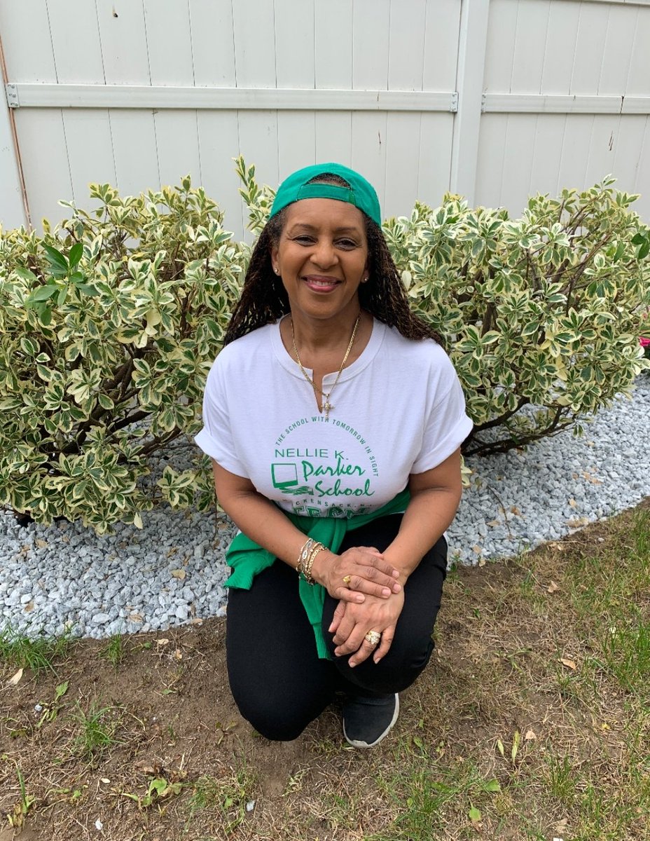 NKP Fashionable Fridaaaaaaay! #NKPStrong
She's soaking up the sun and sharing some School Spirit! Mrs. Chandler is a delight in her Parker Green and White. 🌞🤩
How do YOU wear YOUR Green and White? <a href="/robsanchez23/">Robert Sanchez</a> #CometStrong #HPSComets