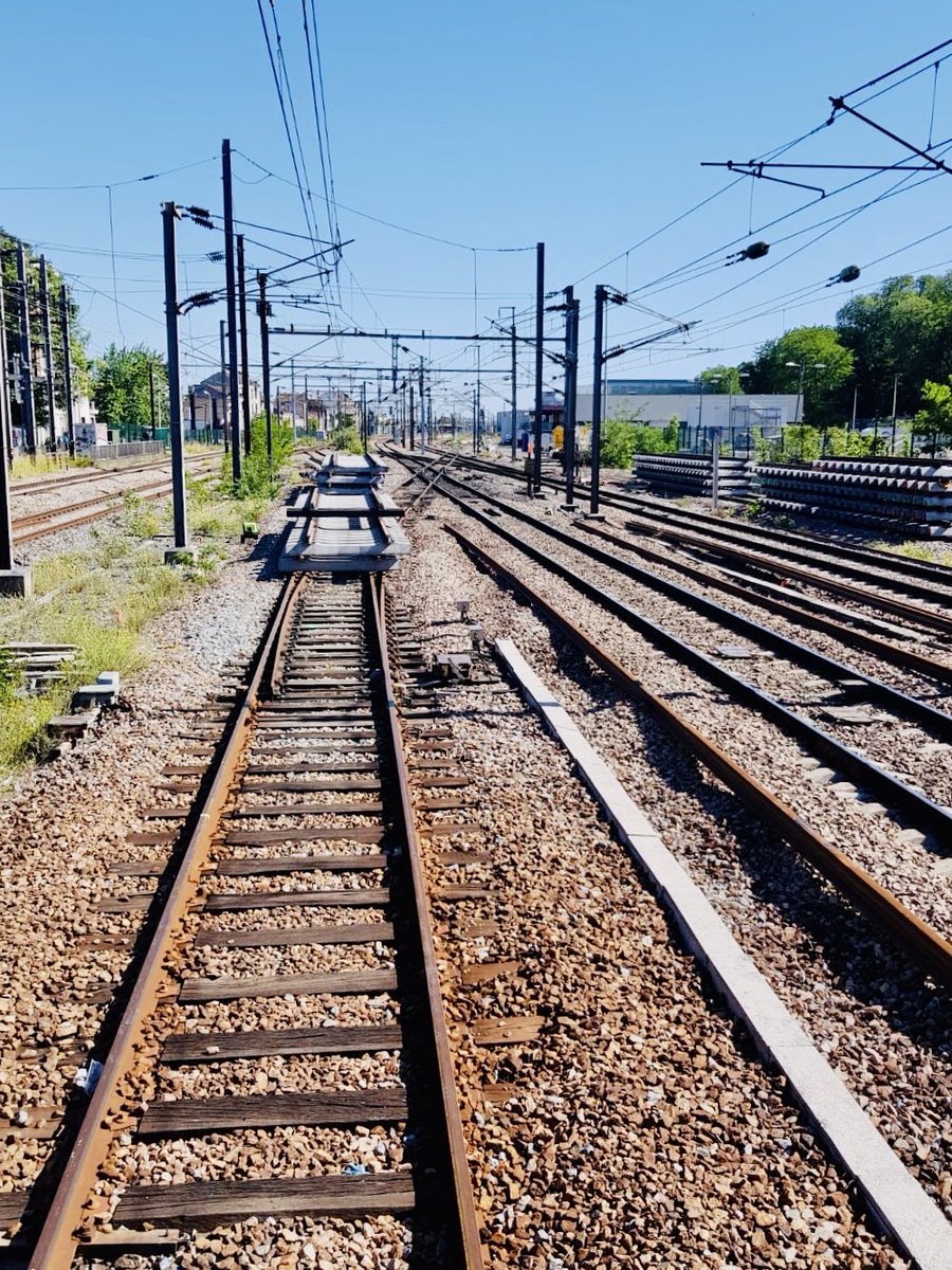 alexaxa_iulia's tweet photo. Dernière soirée pour ces appareils 🚧 la simplification du plan de voie de Nogent Le Perreux avance 🚧 camera timelapse installée, tout le monde sur sa plus belle THV !😊 forces pour 64h de travaux 💪 @RERE_T4_SNCF @SNCFReseau @GroupeSNCF #infrapoleParisEst @groupe_NGE #TSO https://t.co/TDIgoQMXFj