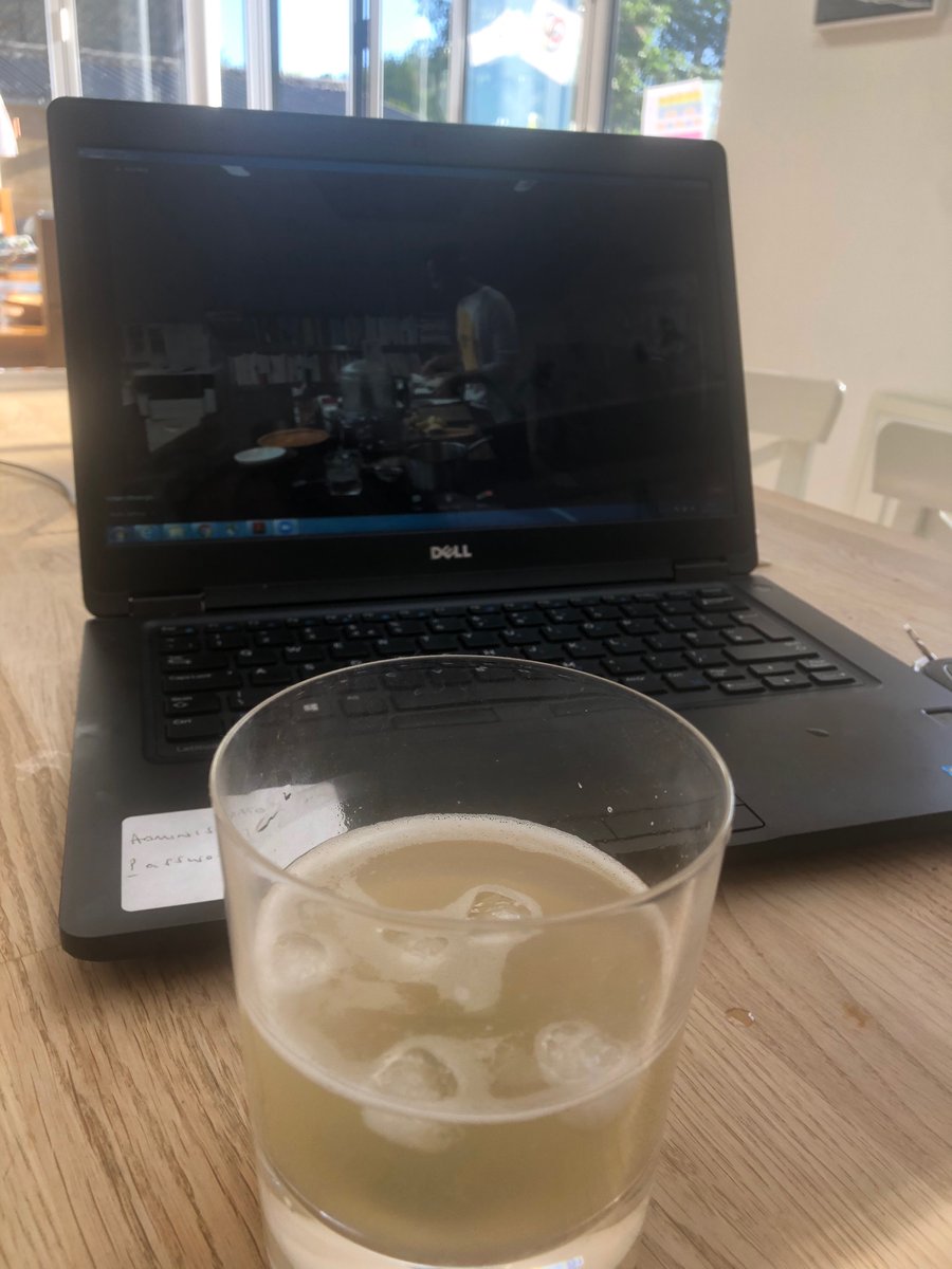 Pippa103's tweet image. Cheers!! So excited in sunny Surrey! Time for hummus now... #BelazuBanquet