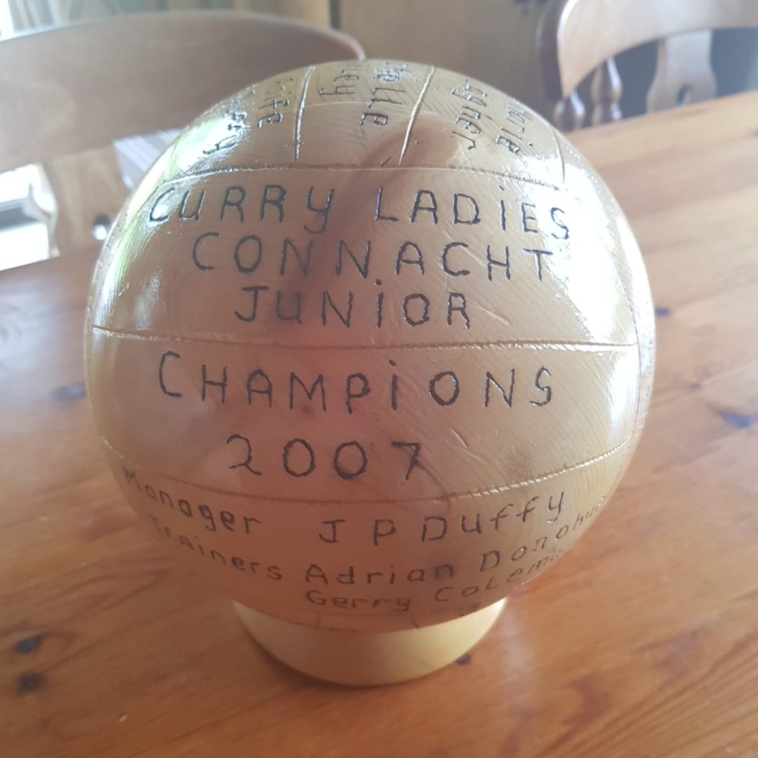 currygaaclub's tweet image. Let&apos;s get one last push on our Auction item&apos;s.

Bids currently stand at....
Dublin Jersey - €2,100
2007 Ball - €900
Donegal Jersey - €100