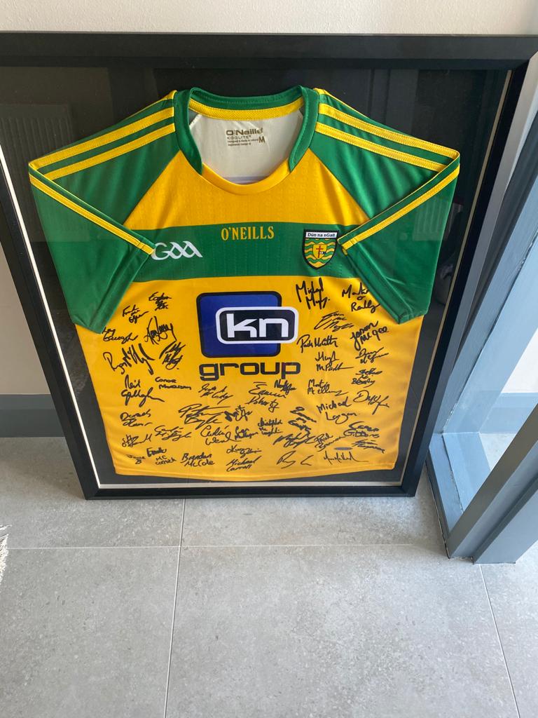 currygaaclub's tweet image. Let&apos;s get one last push on our Auction item&apos;s.

Bids currently stand at....
Dublin Jersey - €2,100
2007 Ball - €900
Donegal Jersey - €100