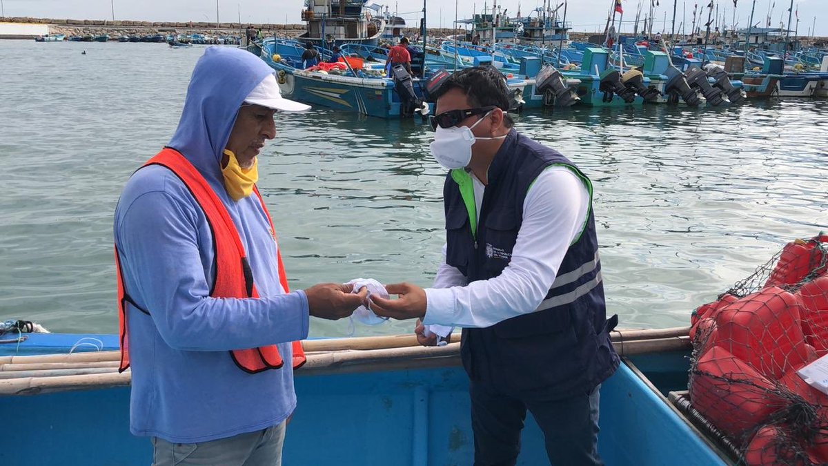 Produccion_Ecu's tweet photo. #Manabí | El #MPCEIP con el apoyo de @IngesaEcuador dotó de mascarillas al sector pesquero artesanal y los inspectores de pesca de #Jaramijó para salvaguardar su salud durante sus faenas. Estas donaciones llegarán a más pescadores de diversas provincias del país. #SeguimosDePie https://t.co/YGGUtkPXOs