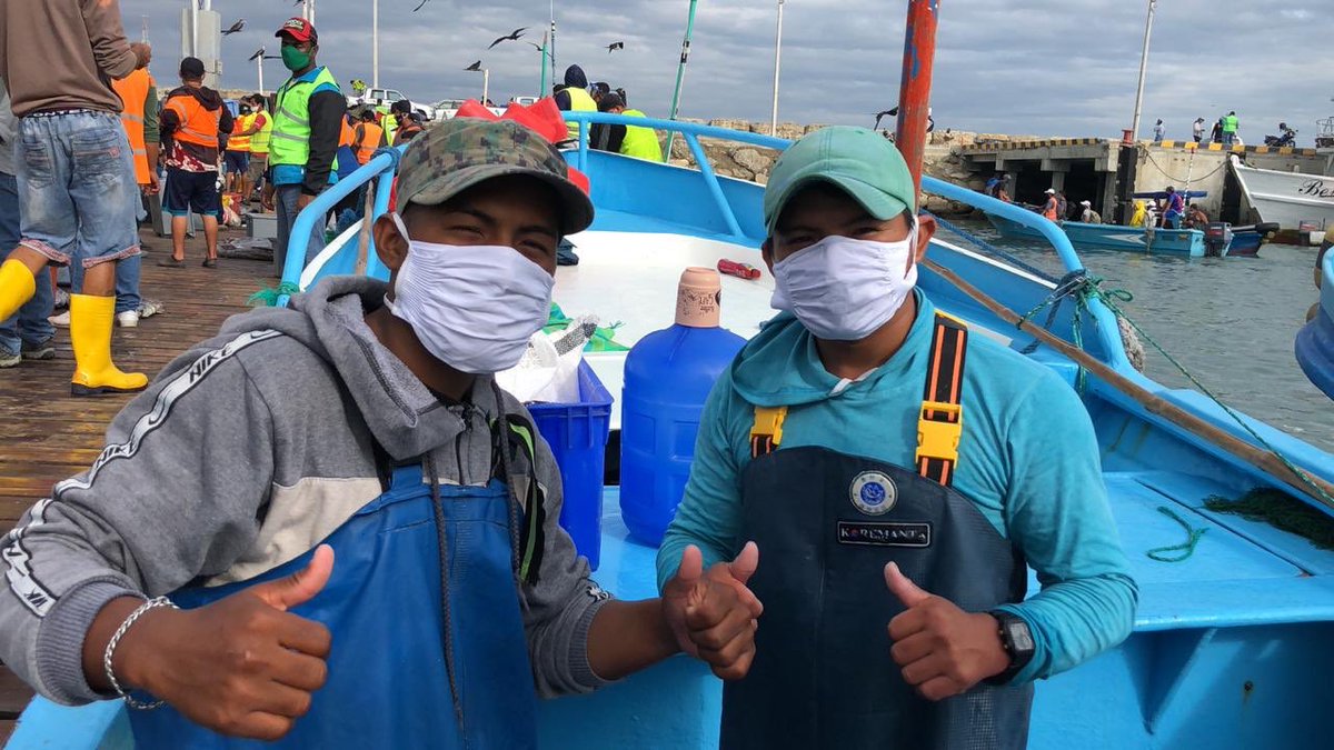 Produccion_Ecu's tweet photo. #Manabí | El #MPCEIP con el apoyo de @IngesaEcuador dotó de mascarillas al sector pesquero artesanal y los inspectores de pesca de #Jaramijó para salvaguardar su salud durante sus faenas. Estas donaciones llegarán a más pescadores de diversas provincias del país. #SeguimosDePie https://t.co/YGGUtkPXOs