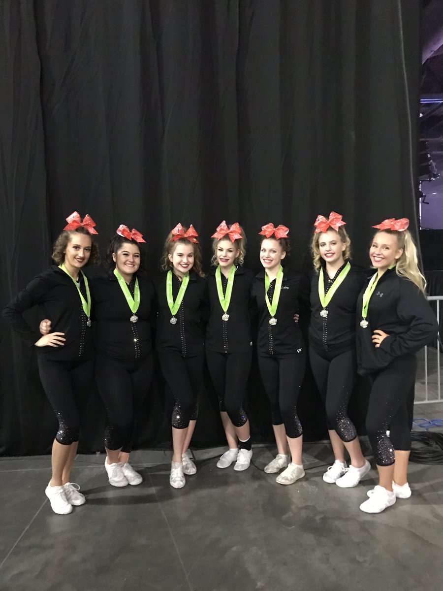kim1231ct's tweet photo. @VarsityAllStar @teamilcheer @OrangeObs3ssion Seniors 2020 #SummitSenior #TheSummit20 🍊🍊🧡🎓🗻 https://t.co/rveSe1uV0t