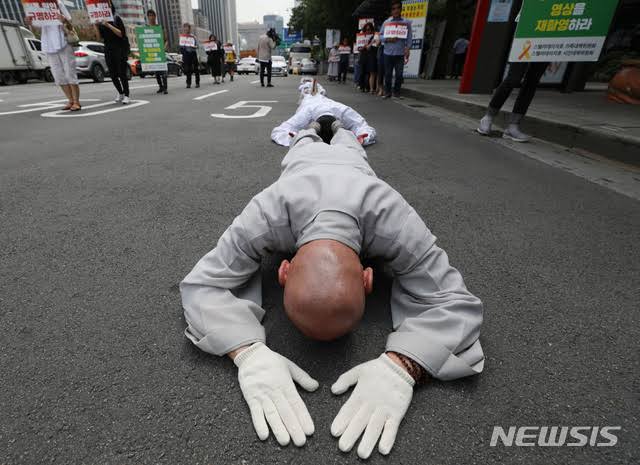 ハナソ タマ 오체투지 五體投地 신체의 다섯 부위를 땅에 닿게 하는 절 ごたいとうち と読む 五体すなわち両手 両膝 額を地面に投げ伏して 仏や高僧などを礼拝すること 火山島6p217 金石範著 시위 示威 行為の時も 行われるのかな T