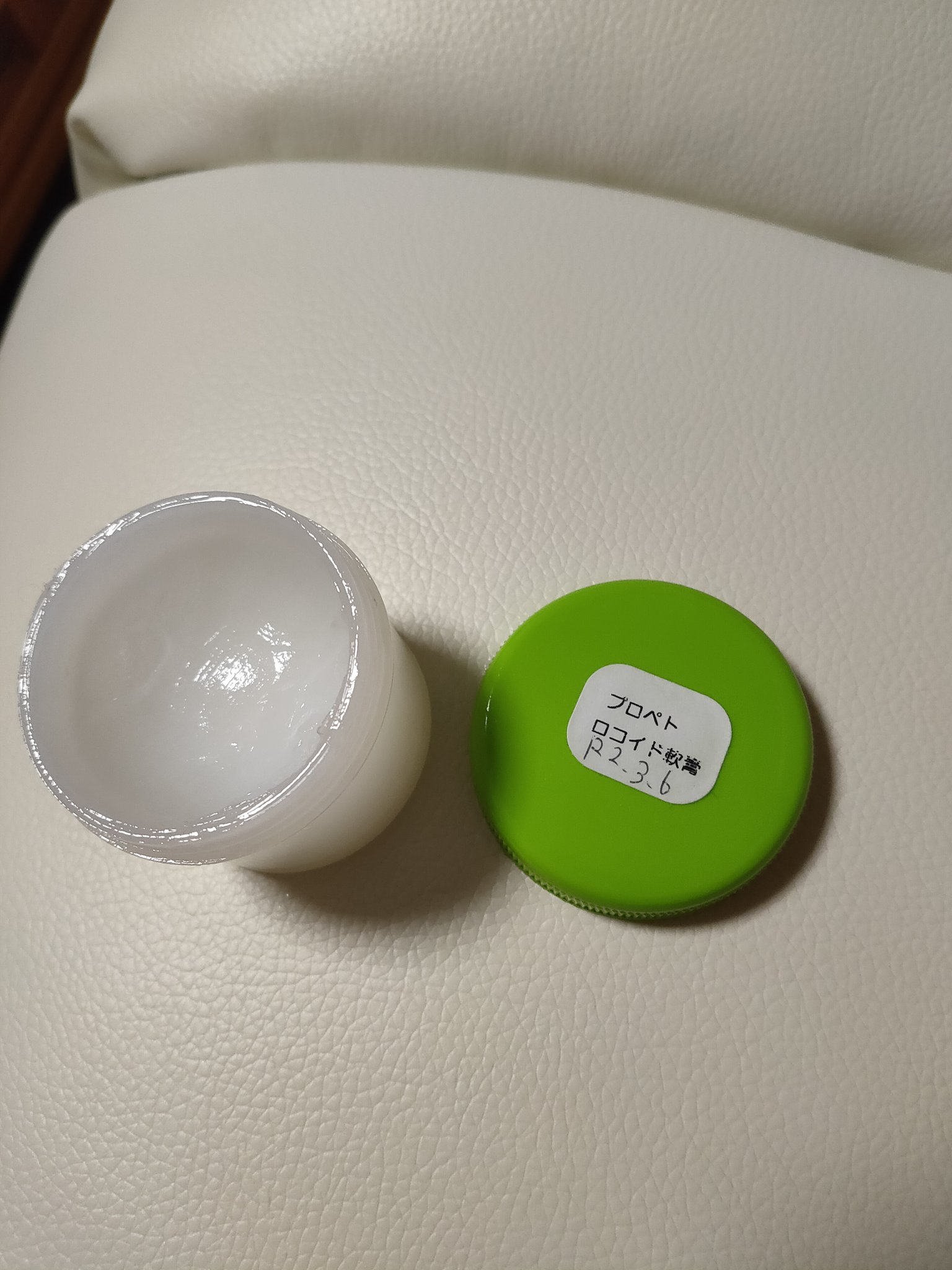 まーさん 娘に あせもや湿疹が出始めて ワセリンを使用してましたが 検診の際 先生に伺って頂いた軟膏 3日で赤みも引いて完治しました ﾉ ヮ ﾉ 私もこっそり 使ってる ロコイド軟膏 ワセリン あせも 赤ちゃん肌荒れ T