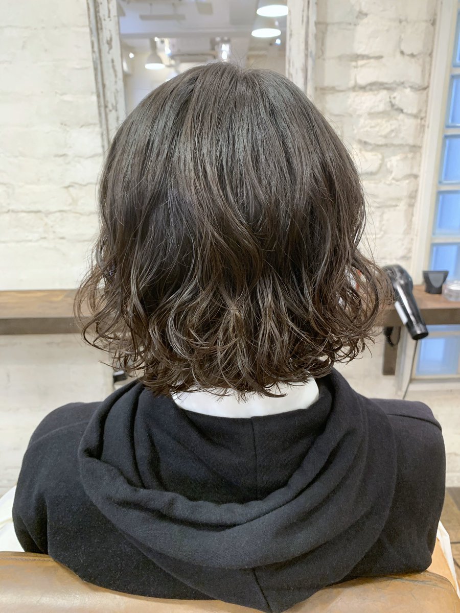 本木ヨシヒサ Minx青山店 本木のヘアカタ 切りっぱなしボブ コテ巻き風パーマ ムースを揉み込むだけでアイロンで巻いたようなセットに Dmからのご予約で特別割引あります 表参道 美容室 ヘアカタログ パーマ コテ巻き風パーマ ボブ
