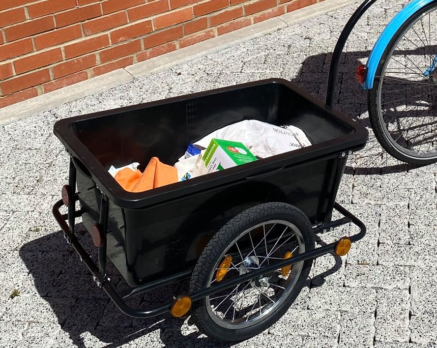 BicesterBug's tweet image. Shopping run complete, went without a hitch.  With the added benefit of being able 'park' next to the entrance and  take the trailer into the supermarket as my own trolley, very handy! #practicalcycling