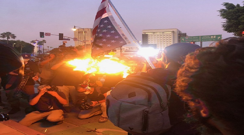 Estadounidenses indignados queman bandera de EE.UU. por abuso policial #GraciasPuebloHeroico vtv.gob.ve/estadounidense… @pablo76230765 @amundaraincarlo @iguaran_isaura