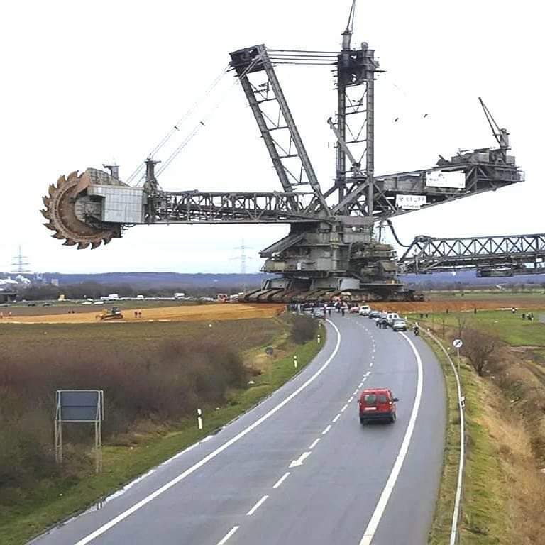 EnginePassion's tweet photo. Large Digging Machine
#Engineering #Science #Machines #MegaStructures #MegaEngineering #Construction #Design #Architecture #EngineeringPassion https://t.co/FUlWEz3bST