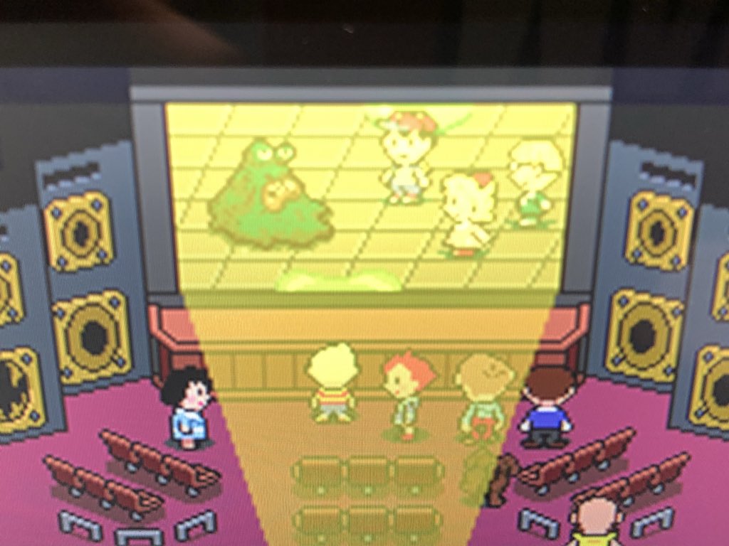 猫部 Mother3 ポーキーが作った街ニューポークシティーのシアターで放映されてる映画 Mother2の内容になってる ポーキーお前 ネスに嫉妬していたと同時に大好きだったんじゃないか ネスが使ってたと思われる ともだちのヨーヨー も大事にケースに