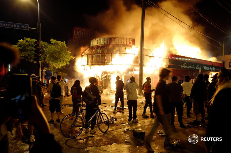 Protesters in Minneapolis vented rage over the death of George Floyd after a white police officer knelt on his neck as he lay on the ground following arrest. The mayor ordered a tactical police retreat from a police station that was set ablaze  https://reut.rs/3etMLSJ  1/3