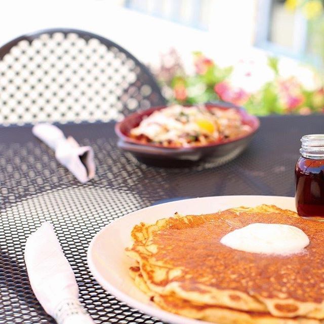 PATIO LIFE 🙌 Brunch outside (or cool off in our dining room) this weekend! #SunnyStreetCafe