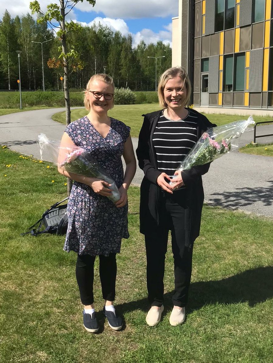 MiiaBergman's tweet photo. Lukuvuosi takana. Parhaat kiitokset tehdystä työstä tulevat tietysti suoraan opiskelijoilta. Tuntee todella tehneensä jotain hyvin, kun opiskelijat tuovat viimeisenä päivänä kukkasia ja kiittävät. #ylojarvenlukio #yrittäjyyslinja https://t.co/IUQfHLYngP