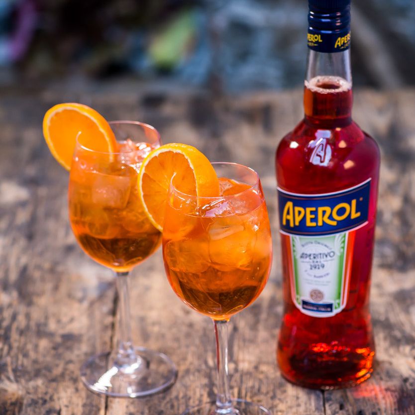 Drinkspiration for you while we are closed.... how about an Aperol Spritz this Friday evening from home 🍹☺️ Aperol + Prosecco + Soda + Ice + Slice of orange = Easy 👌🏼 Have a great weekend!