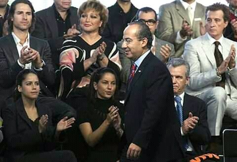 FeriaEleazar's tweet photo. @epigmenioibarra Cuando en la televisión todo era felicidad y Ciro también daba sus aplausos; hoy solo los recuerdos y el llanto prevalece.
#CiroFake
👇👇 https://t.co/Wsi3osCmkw