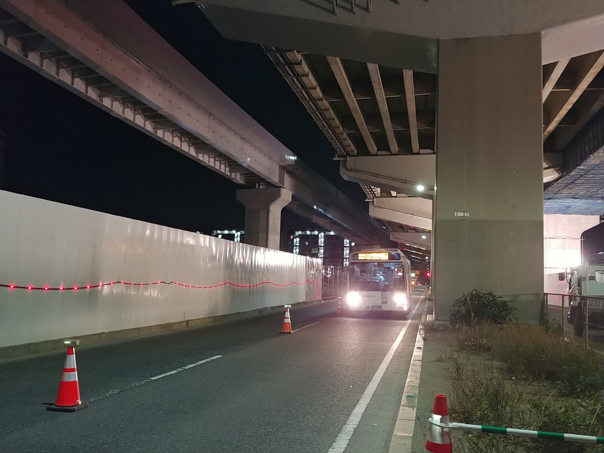 24c みずたに 水谷青葉 On Twitter きのう22 45頃のイオンモール香椎浜 郊外向き 都市高の工事のためバス停が移動していた この進行方向は衝撃的 アイランド営業所の日常