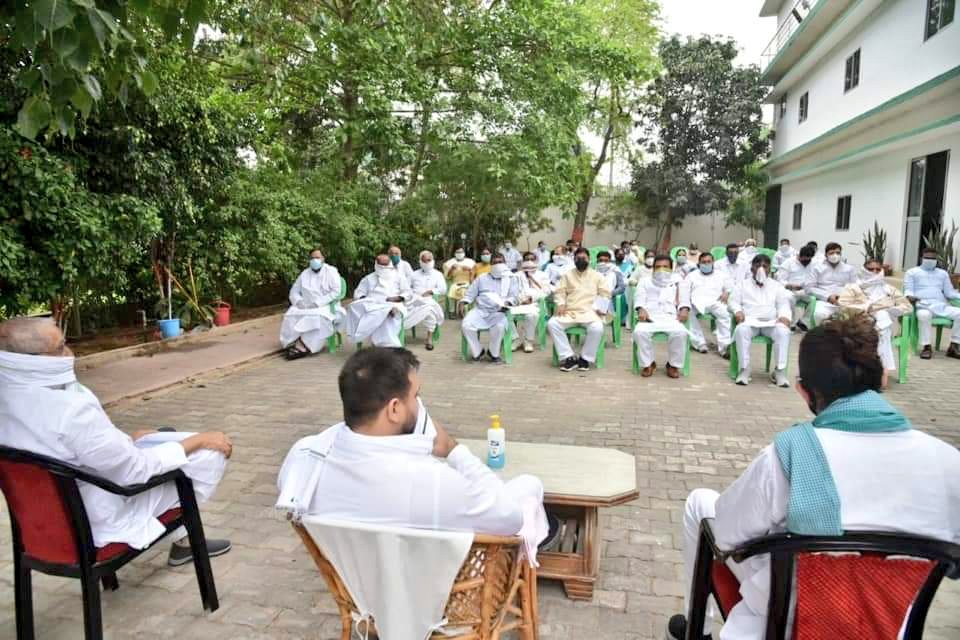 ARPITYADAV743's tweet photo. Today @yadavtejashwi ji is going to meet the victims of Gopalganj massacre.Before that, a large number of police forces are being deployed outside their residence and efforts are being made to stop them.The RJD is a just party fighting against injustice.
#WeSupport_Tejaswi https://t.co/5xjldLAeK4
