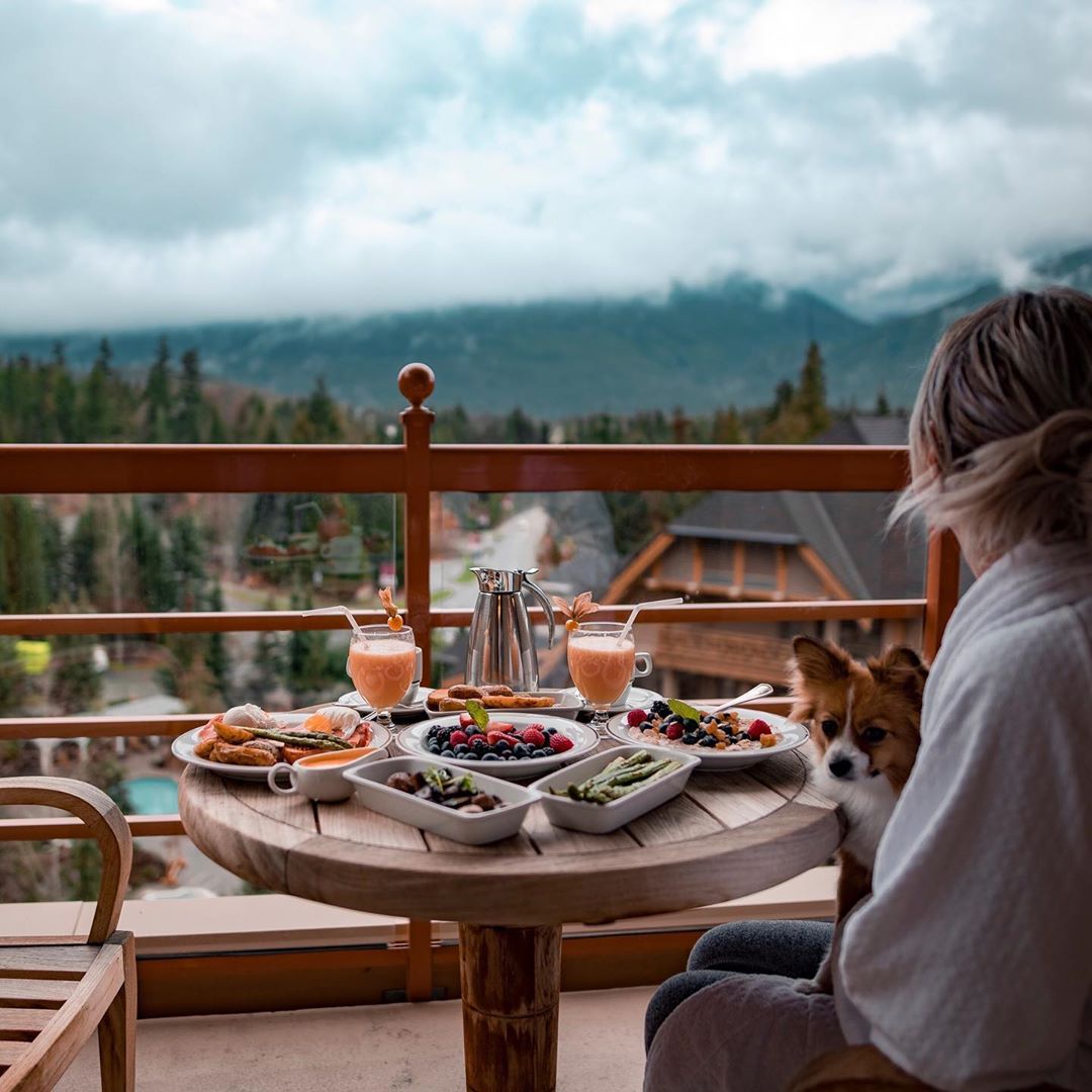 ¿Desayuno en tu balcón? Una maravillosa manera para iniciar el día. #VolveremosAViajar y a disfrutar todo lo que @fswhistler tiene para consentirte. 
.
.
#FourSeasons #DreamWithFS #buenosdias🌞 #SueñaConFS #FSConnectsAtHome #FSContigoEnCasa #breakfast #desayuno #whistler