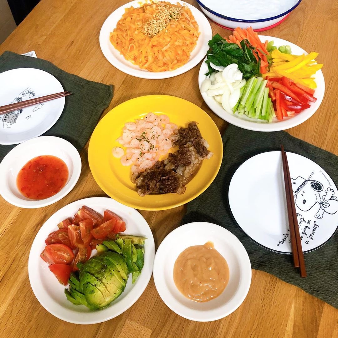 Jinibeak_Bot's tweet photo. 동생이랑#월남쌈+첫도전실패한#팟타이#지닛메이드 https://t.co/0iHVCNbbIq