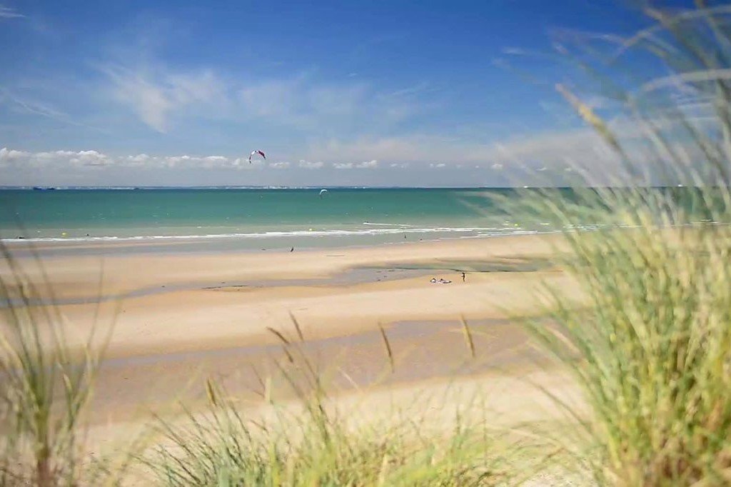 De Opaalkust is de plek waar je deze zomer moet zijn! Dit voorjaar telde dit gebied de meeste zonuren van heel Frankrijk. Deze regio dicht bij huis heeft niet alleen geweldige stranden, maar ook goede restaurants en adembenemende architectuur.