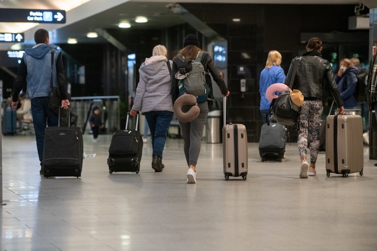 UEFrance's tweet photo. 🛫 Le droit européen est clair : en cas d'annulation d'un trajet ou d'un voyage, la compensation sous forme d'avoir n'est possible qu'avec l'accord du passager.

Plus d'informations → https://t.co/ikX1CmUhEh #DecodeursUE https://t.co/tU76OMa48Q