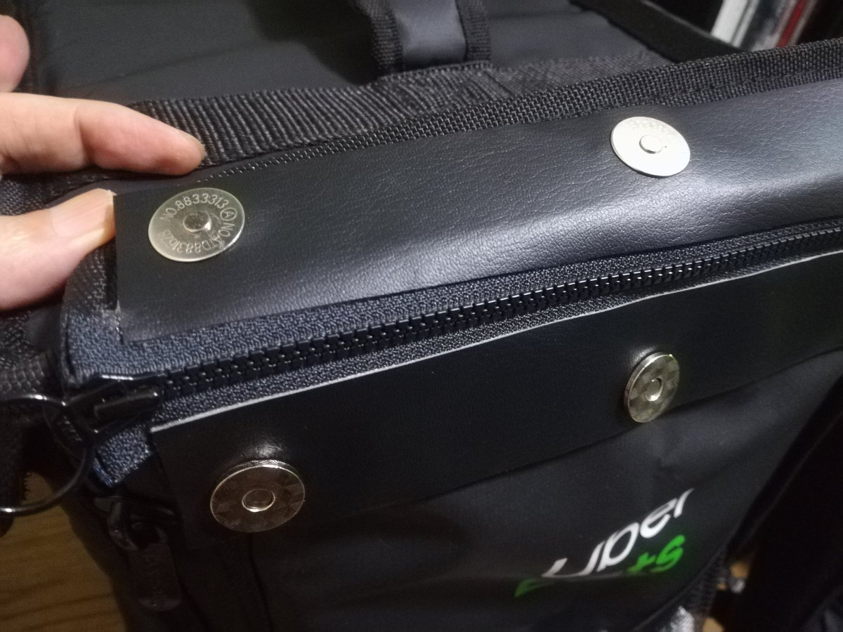 HeavyMetal_UE's tweet photo. ウバッグ改バージョン2
どうしても、緑バッグのファスナーの便利さが欲しくて、ファスナーを付けてみた。
締めるスピードを考えて、マグネットを減らしてみたが、ちょっと稼働してみて、耐久性と利便性をテストしよう! https://t.co/zyR1XhoCzP
