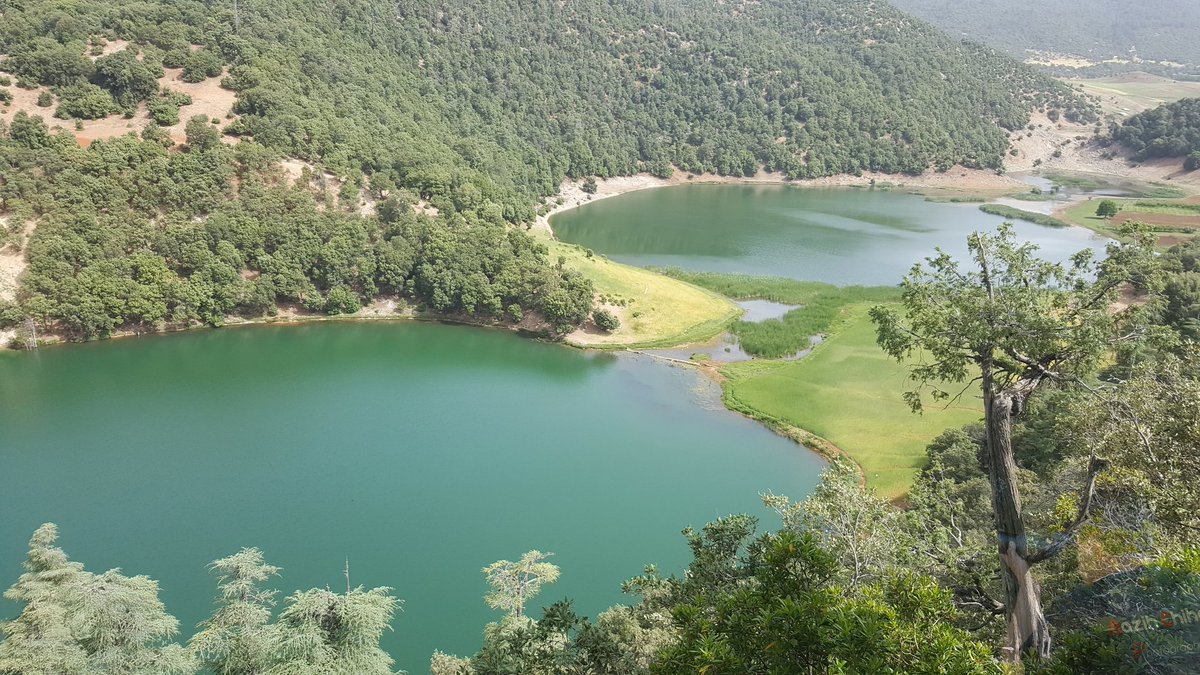"نظارة الاطلس" عبارة عن بحيرتين مترابطتين بممر ماءي تشكلان بذلك  مايشبه نظارة ، تحيط بهما غابات من الارز وشجر البلوط ، ويعيش فيها سمك "البلاك باص " و " لاكارب "وهاتين البحيرات  توجدان  بمنطقة تيكلمامين على الطريق الرابطة بين خنيفرة وايتز على بعد 56كيلو متر.