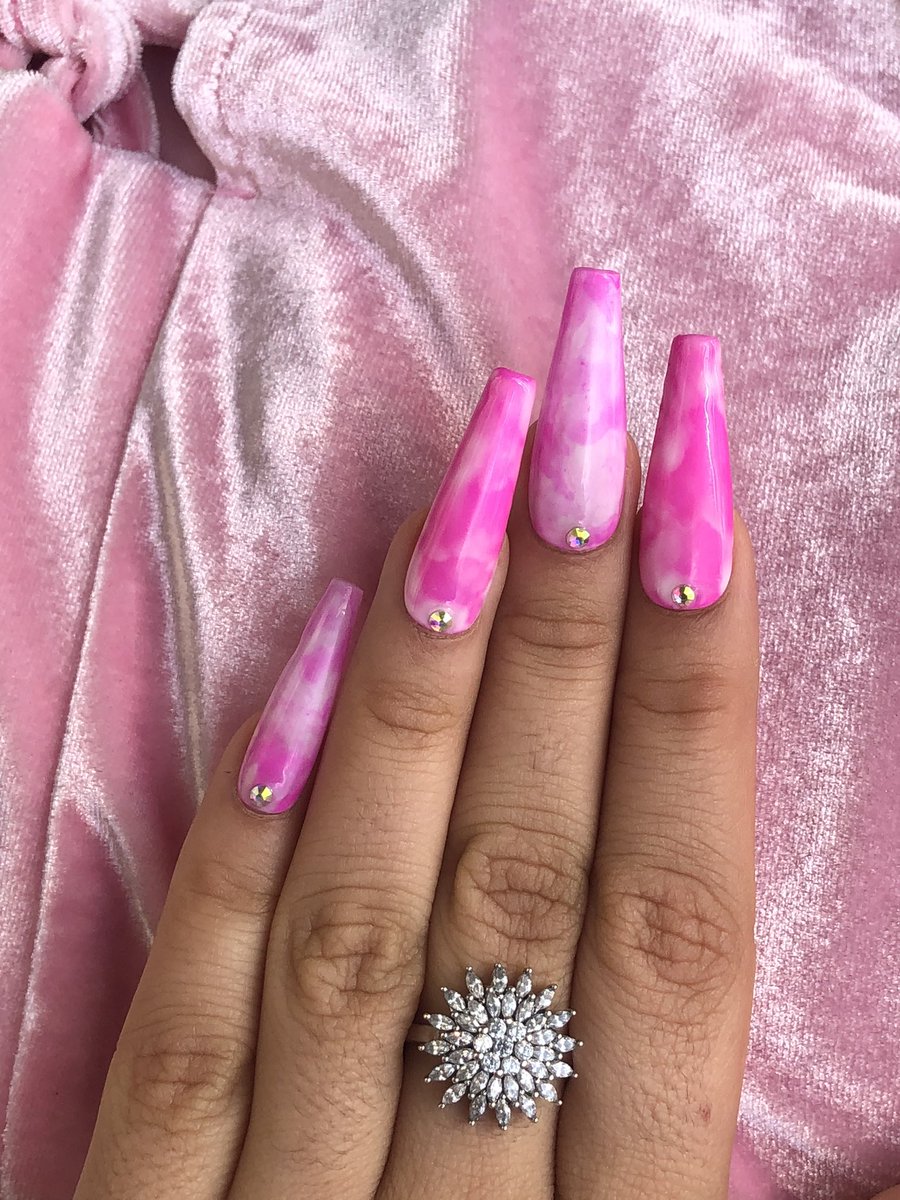 designsbynads's tweet photo. ‘Hot Pink Summer’ set 💗 in matte and glossy

Check out our Instagram @designsbynads for more sets! Custom ones too!💖

#pressonnails #customnails https://t.co/kByMlpfN62