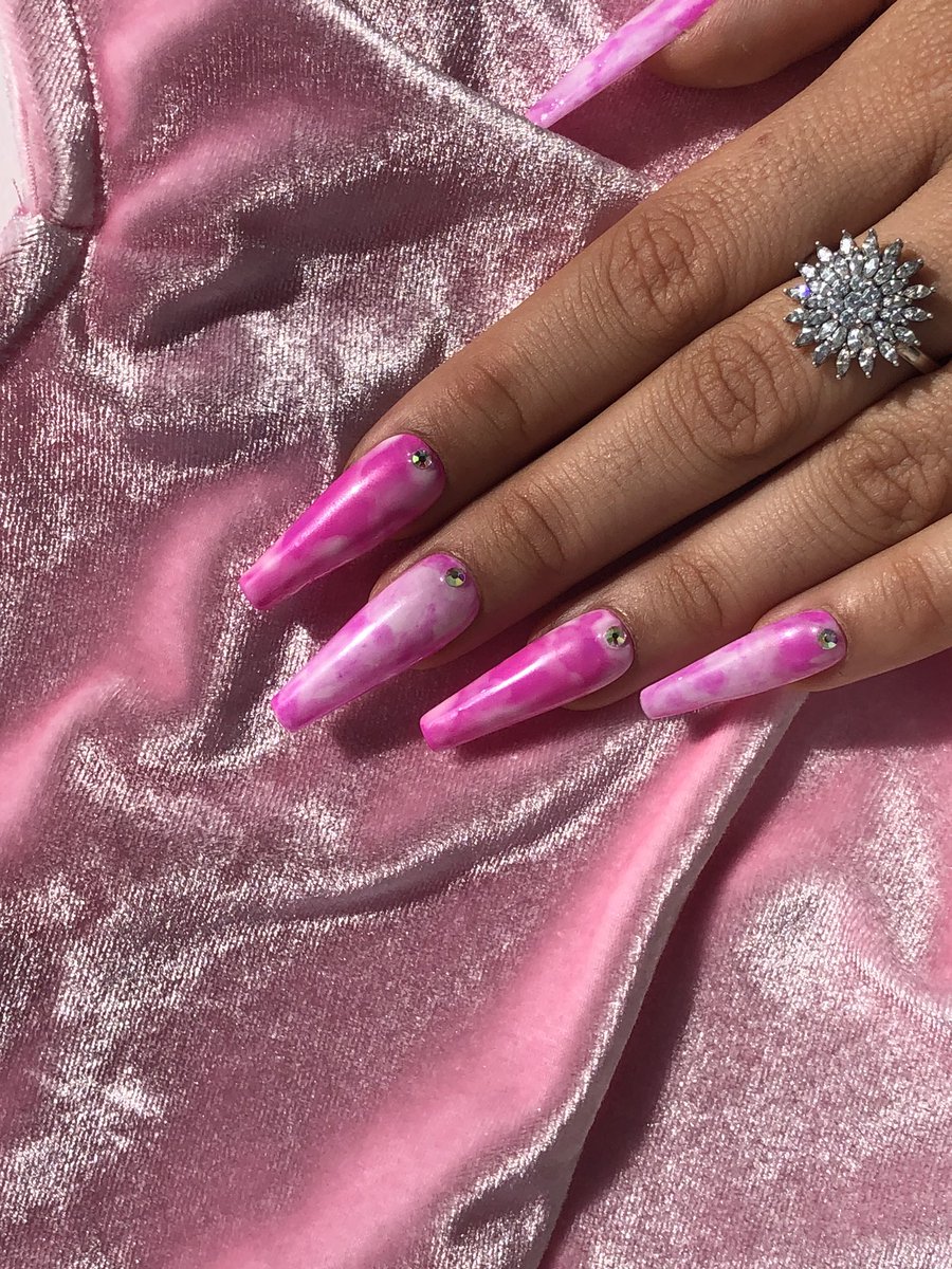 designsbynads's tweet photo. ‘Hot Pink Summer’ set 💗 in matte and glossy

Check out our Instagram @designsbynads for more sets! Custom ones too!💖

#pressonnails #customnails https://t.co/kByMlpfN62