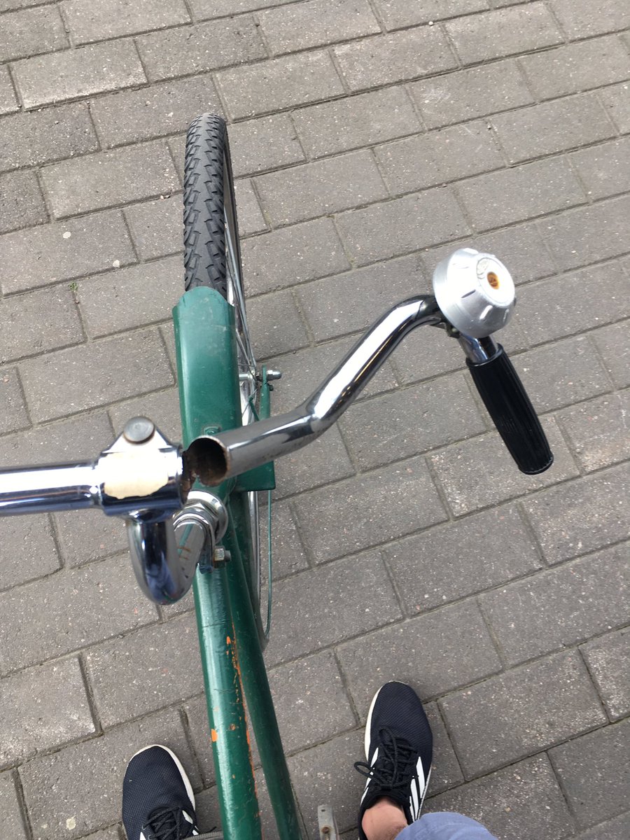 jukkapek's tweet photo. Muistakaa huoltaa pyörää tai antakaa se ammattilaisten tehtäväksi ja käyttäkää kypärää. Onneksi oli jyrkkä ylämäki niin selvisi pienillä pintanaarmuilla. #pyöräily #stonga #poikki https://t.co/95jORDyvuv